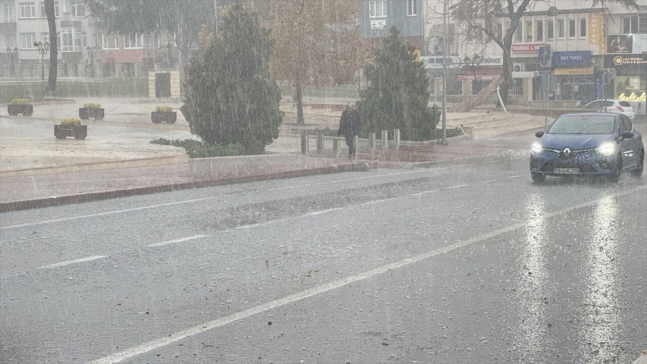 Tekirdağ'da aniden başlayan sağanak etkili oldu, yağış nedeniyle bazı cadde ve sokaklarda su...