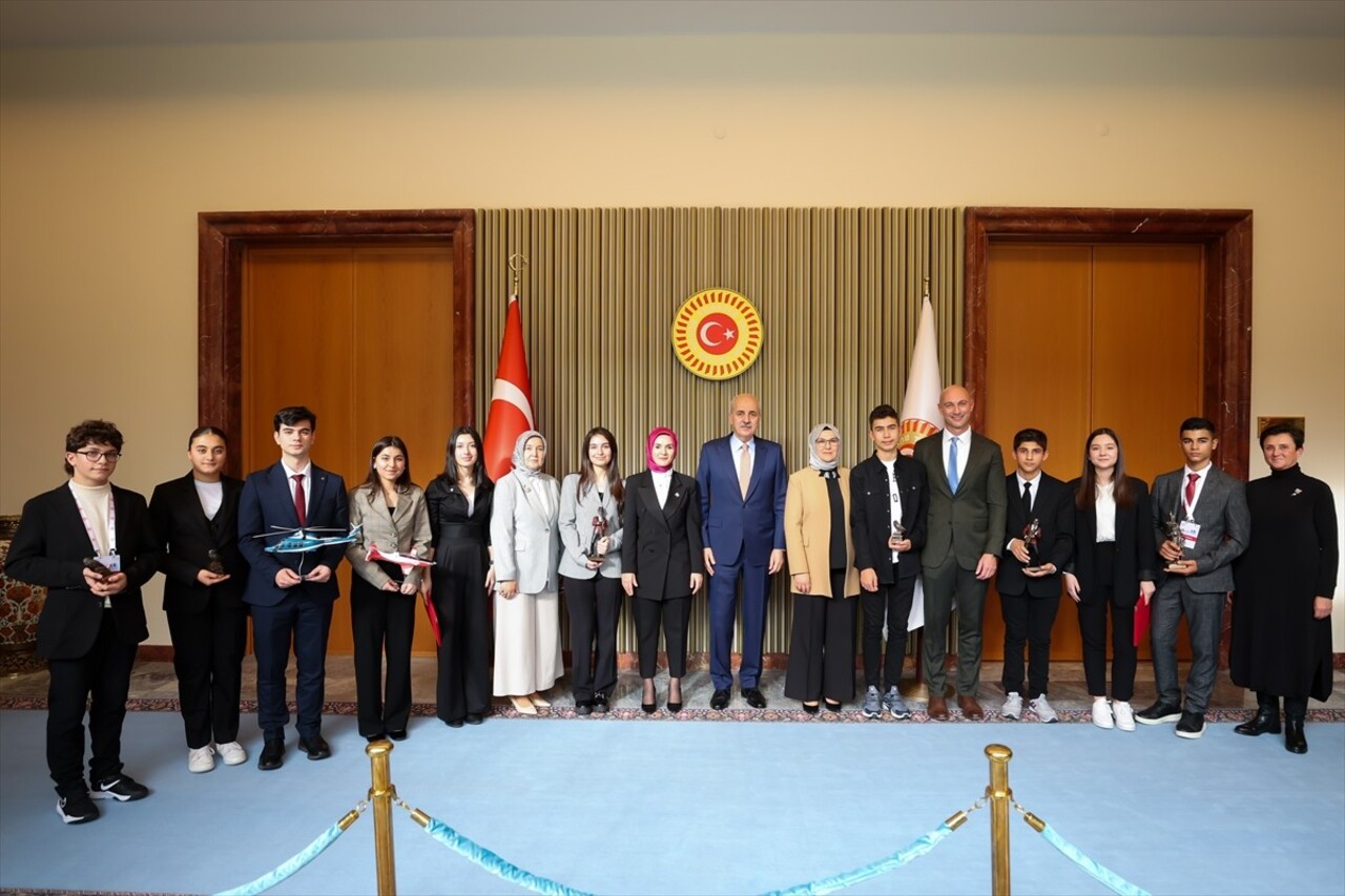 TBMM Başkanı Numan Kurtulmuş, Meclis'te, Aile ve Sosyal Hizmetler Bakanı Mahinur Özdemir Göktaş...