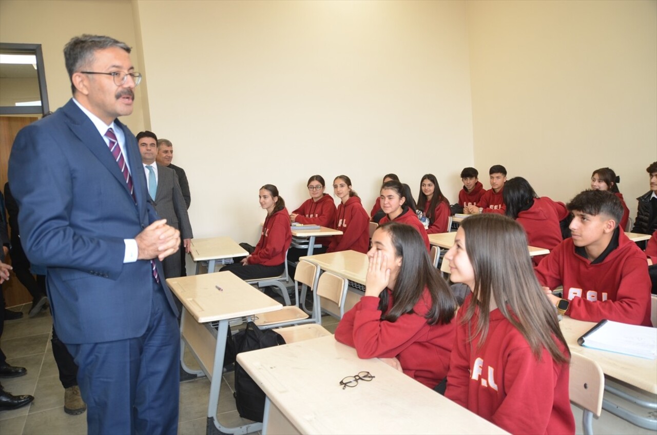 Hakkari'nin Yüksekova ilçesinde PKK'lı teröristlerin saldırıları nedeniyle kullanılamaz hale gelen...