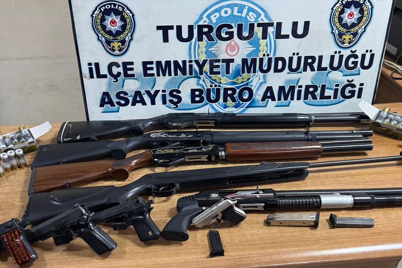 Manisa'nın Turgutlu ilçesinde silahla ateş ettikleri anların görüntülerini sosyal medya...