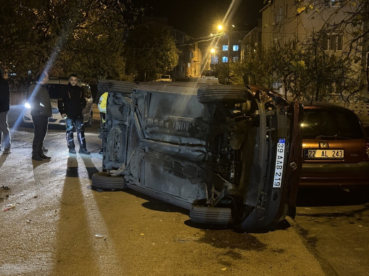 Kırklareli'nde park halindeki iki otomobile çarparak devrilen hafif ticari aracın sürücüsü...