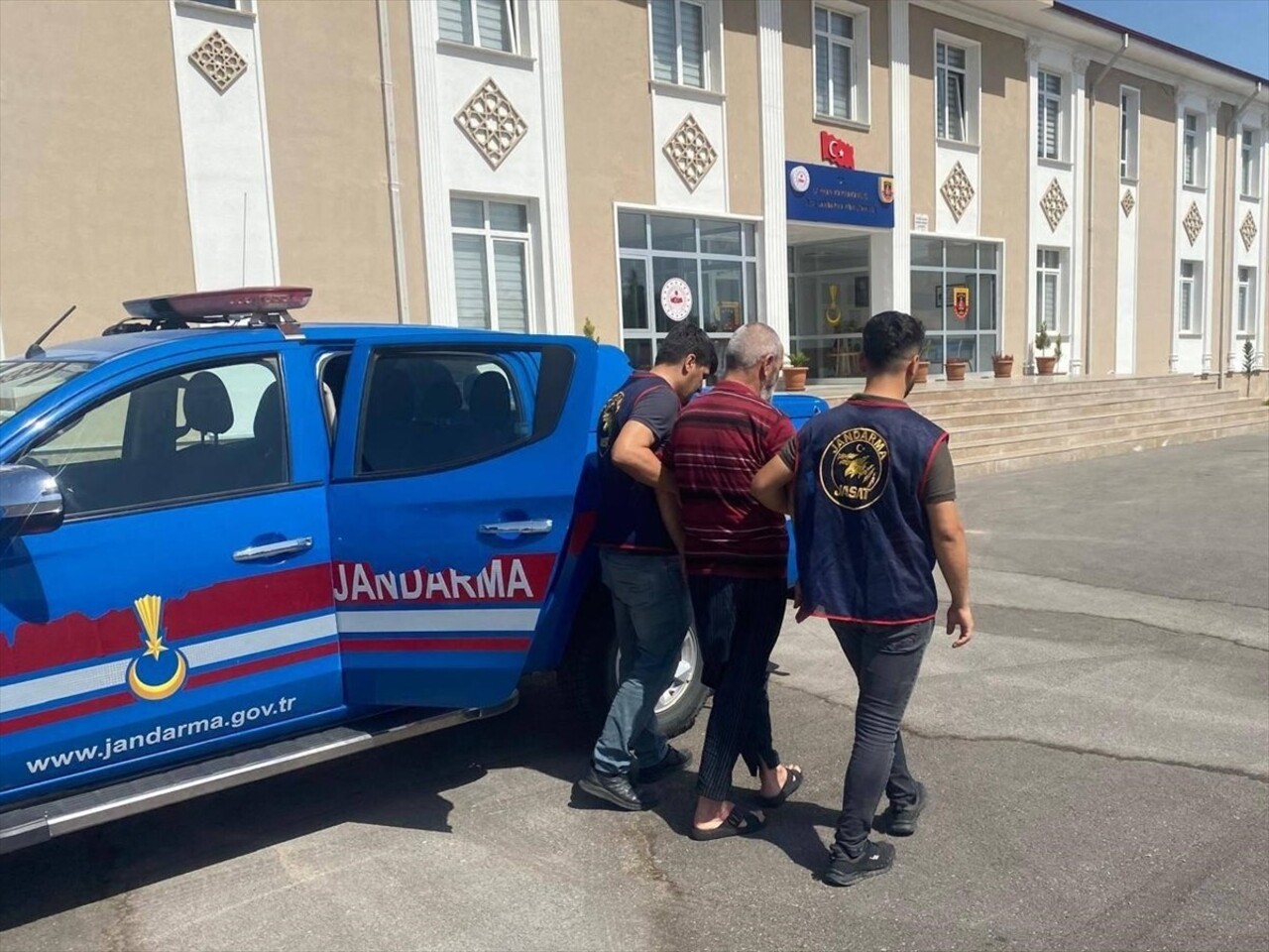 Adana'da kesinleşmiş hapis cezası bulunan 2 firari, jandarmanın operasyonuyla yakalandı.