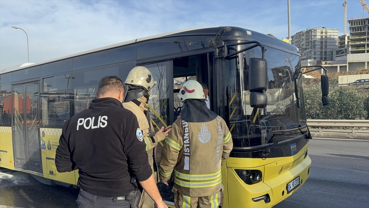 Cevizli-Pendik seferini yapan, içinde yolcu bulunmayan İETT otobüsünde çıkan yangın itfaiye...