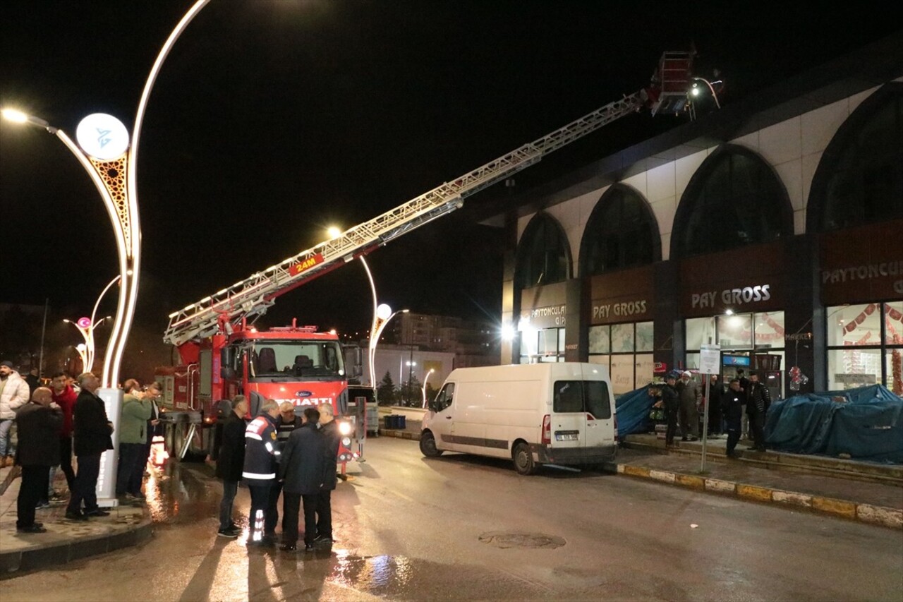 Yozgat Belediyesi Hal ve İş Merkezi'nin çatısında çıkan yangın, itfaiye ekiplerince...