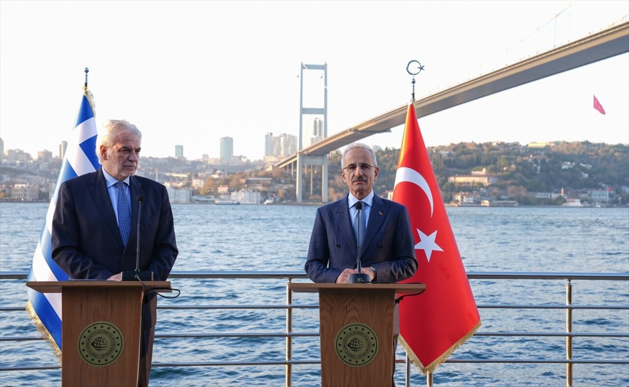 Ulaştırma ve Altyapı Bakanı Abdulkadir Uraloğlu (sağda), Yunanistan Denizcilik ve Ada Politikaları...