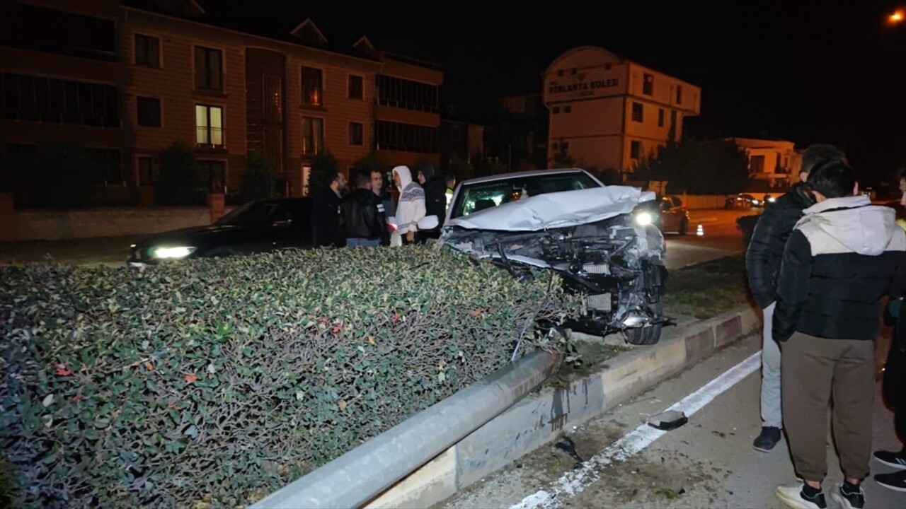 Bursa'nın İnegöl ilçesinde iki otomobilin çarpışması sonucu 4 kişi yaralandı.