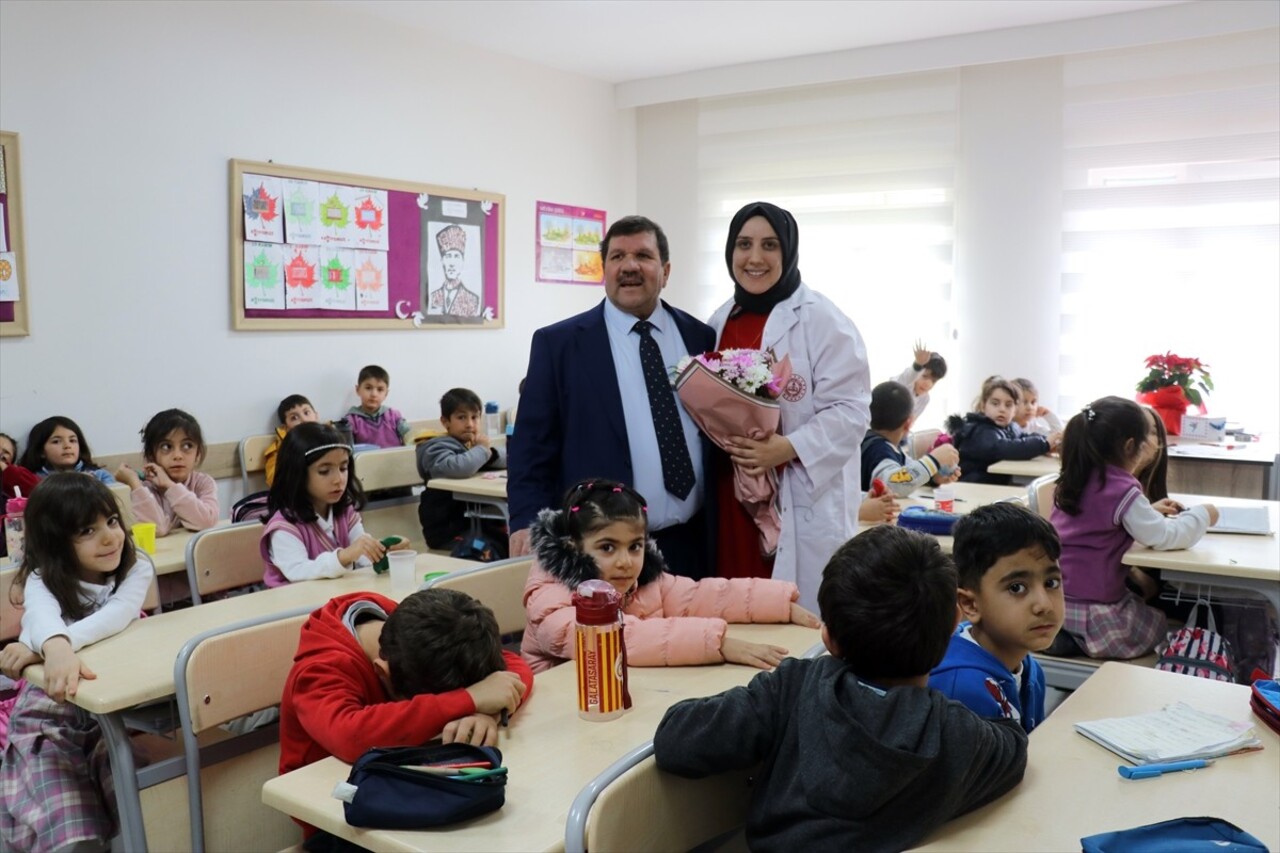 Ağrı'da meslektaşı kızıyla İbrahim Çeçen İlkokulunda öğretmenlik yapan 65 yaşındaki Recep Kasar...