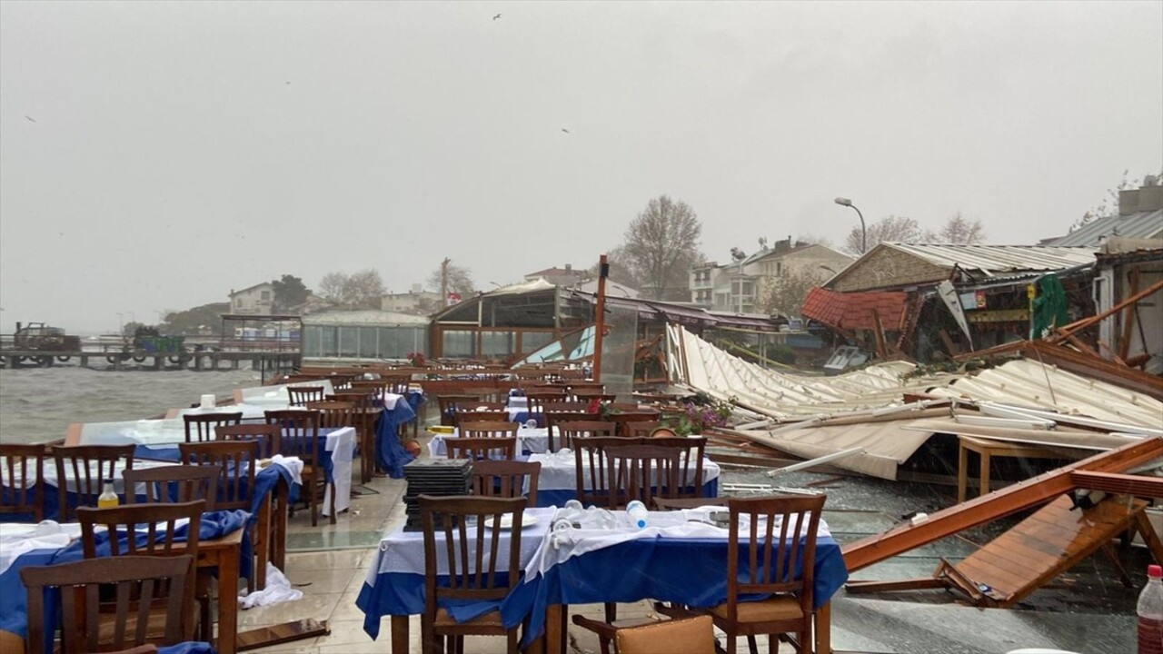 İstanbul'da etkili olan sağanak ve rüzgar ile kentin yüksek kesimlerindeki kar yağışı hayatı...