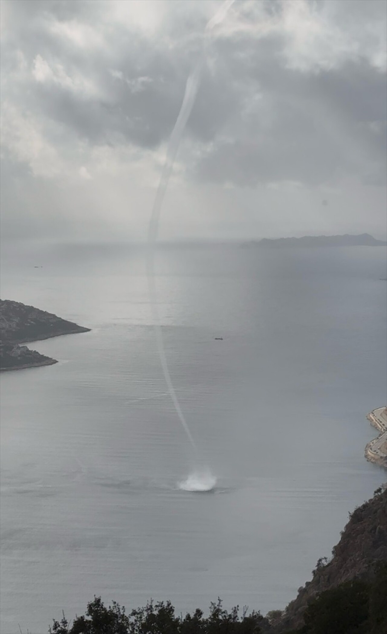 Kaş ilçesi merkezine 4 kilometre uzaklıktaki Akçagerme Plajı yakınlarında hortum meydana...