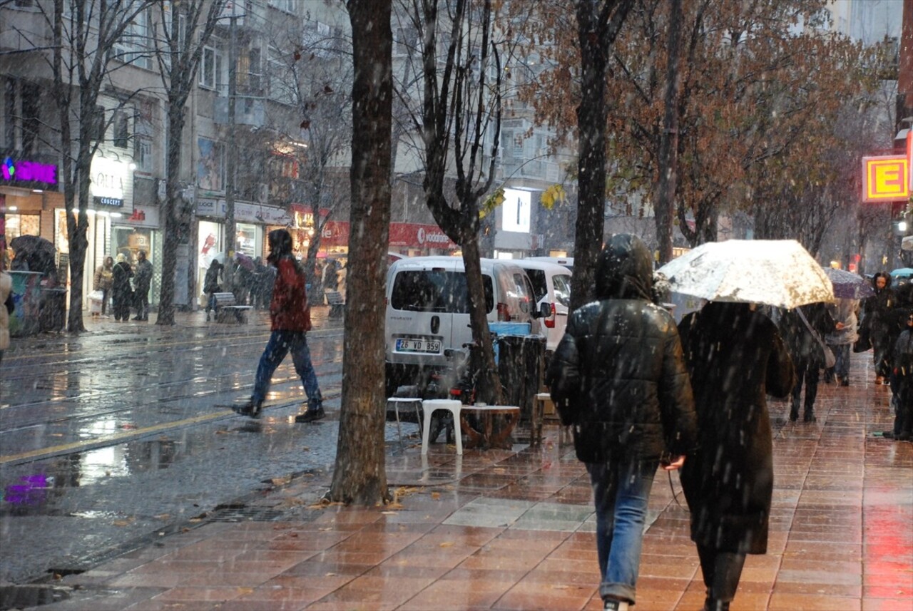 Eskişehir kent merkezi ve bazı ilçelerde etkisini gösteren sağanağın ardından kar başladı.