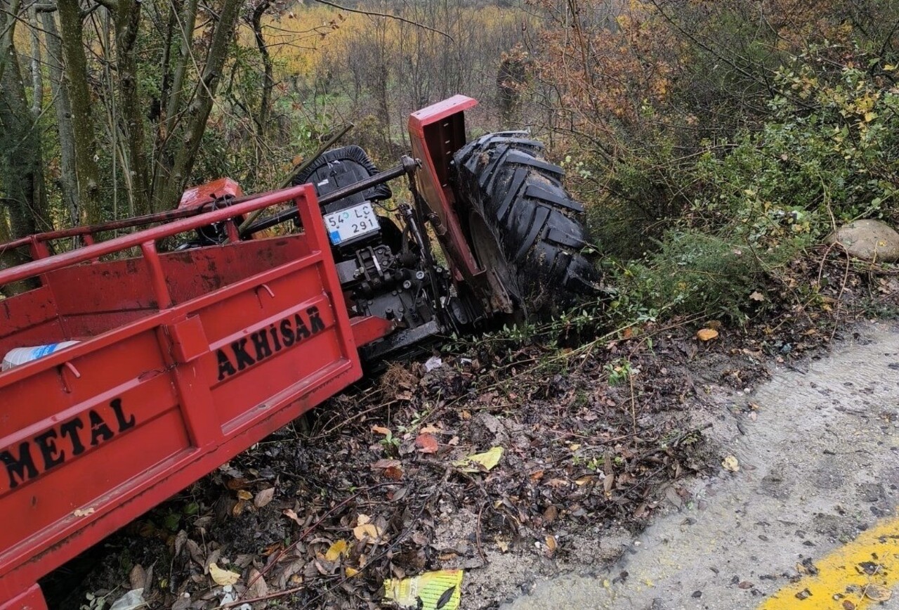 Sakarya'nın Geyve ilçesinde traktörün devrilmesi sonucu bir kişi hayatını kaybetti, 3 kişi...