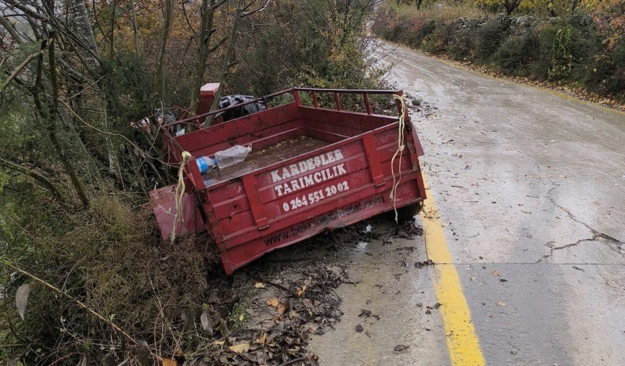 Sakarya'nın Geyve ilçesinde traktörün devrilmesi sonucu bir kişi hayatını kaybetti, 3 kişi...