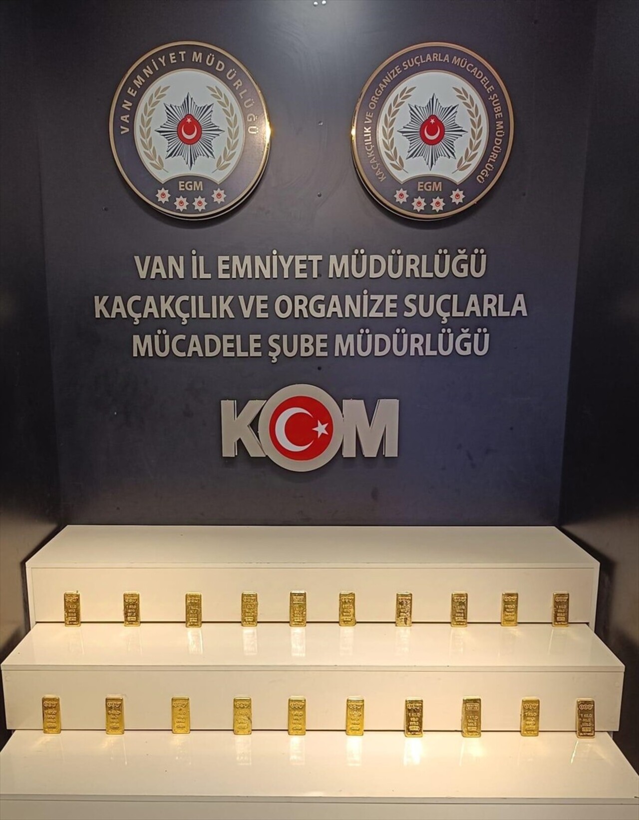 Van'ın Gürpınar ilçesinde gümrük kaçağı 20 kilogram külçe altın ele geçirildi, gözaltına alınan...