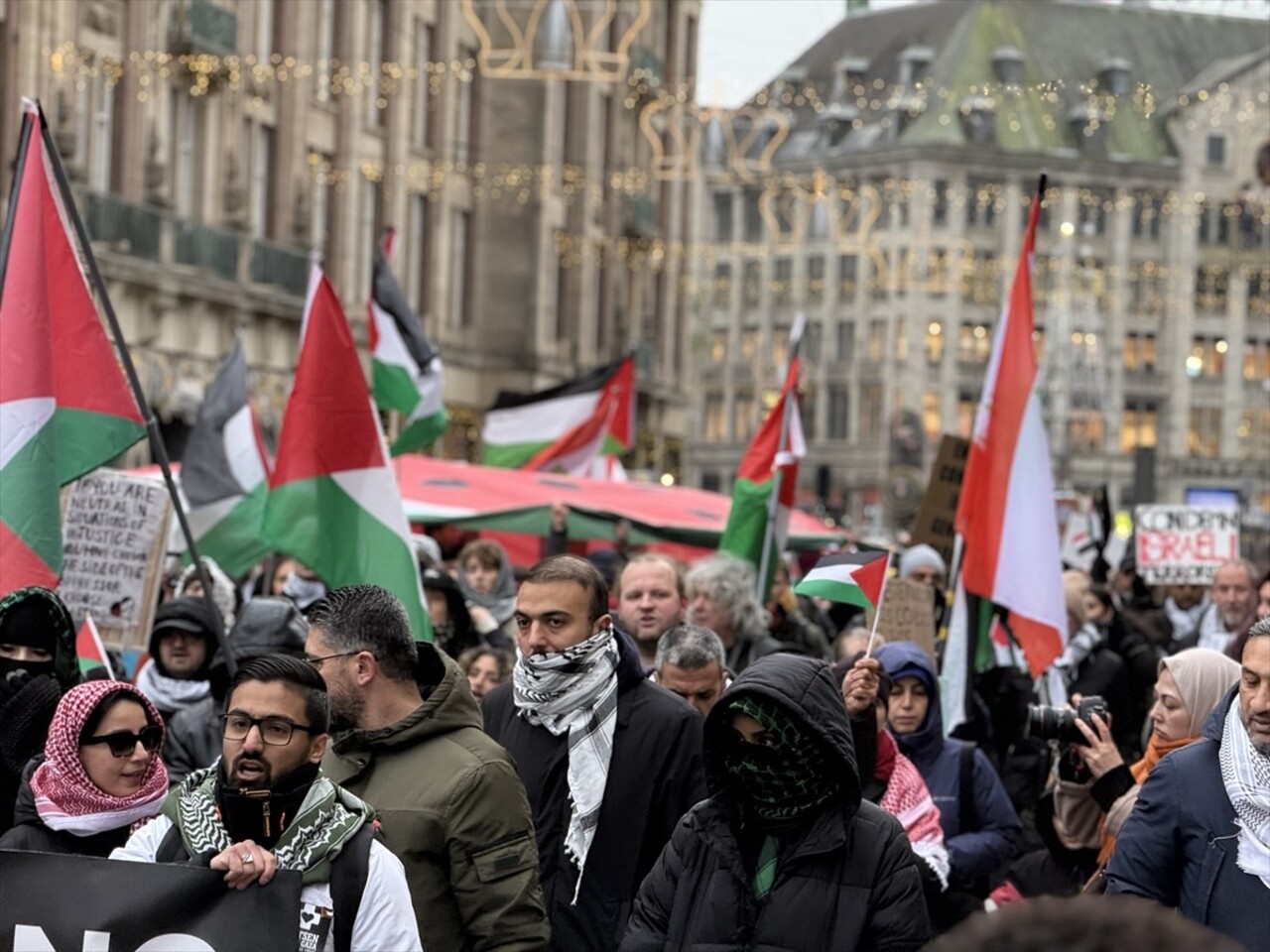 Hollanda'nın başkenti Amsterdam'da yüzlerce kişi, İsrail'in Gazze'de süren saldırılarını protesto...