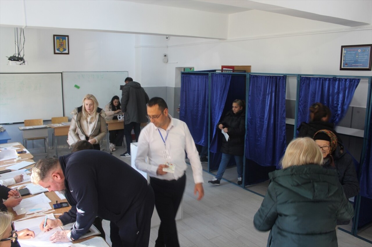 Romanya'da halk cumhurbaşkanı seçiminde oylarını kullanmak üzere sandık başına gidiyor. Avrupa...