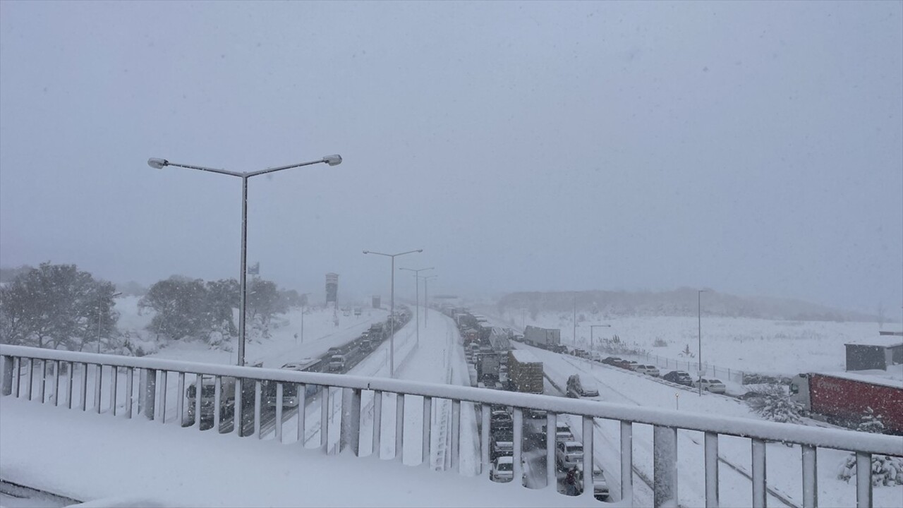 Bolu'da etkili olan kar yağışı nedeniyle Anadolu Otoyolu Ankara istikametindeki ulaşım, Abant...