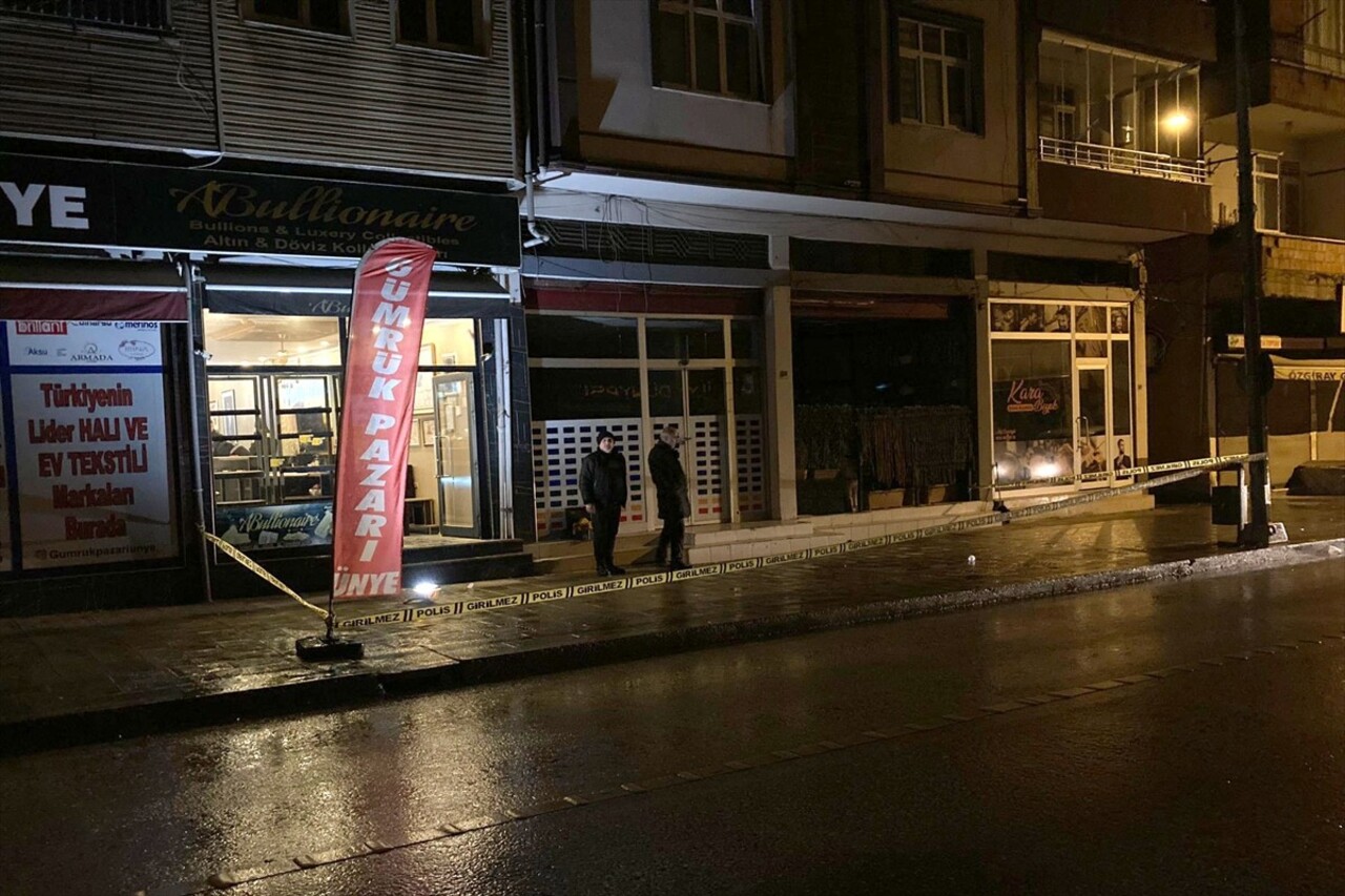 Ordu'nun Ünye ilçesinde bir kuyumcu dükkanı tabancayla kurşunlandı. Silah seslerini duyan...