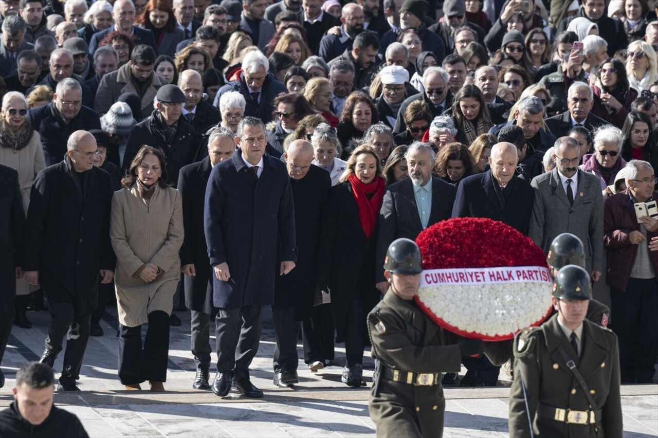 CHP Genel Başkanı Özgür Özel, 24 Kasım Öğretmenler Günü dolayısıyla Anıtkabir'i ziyaret...