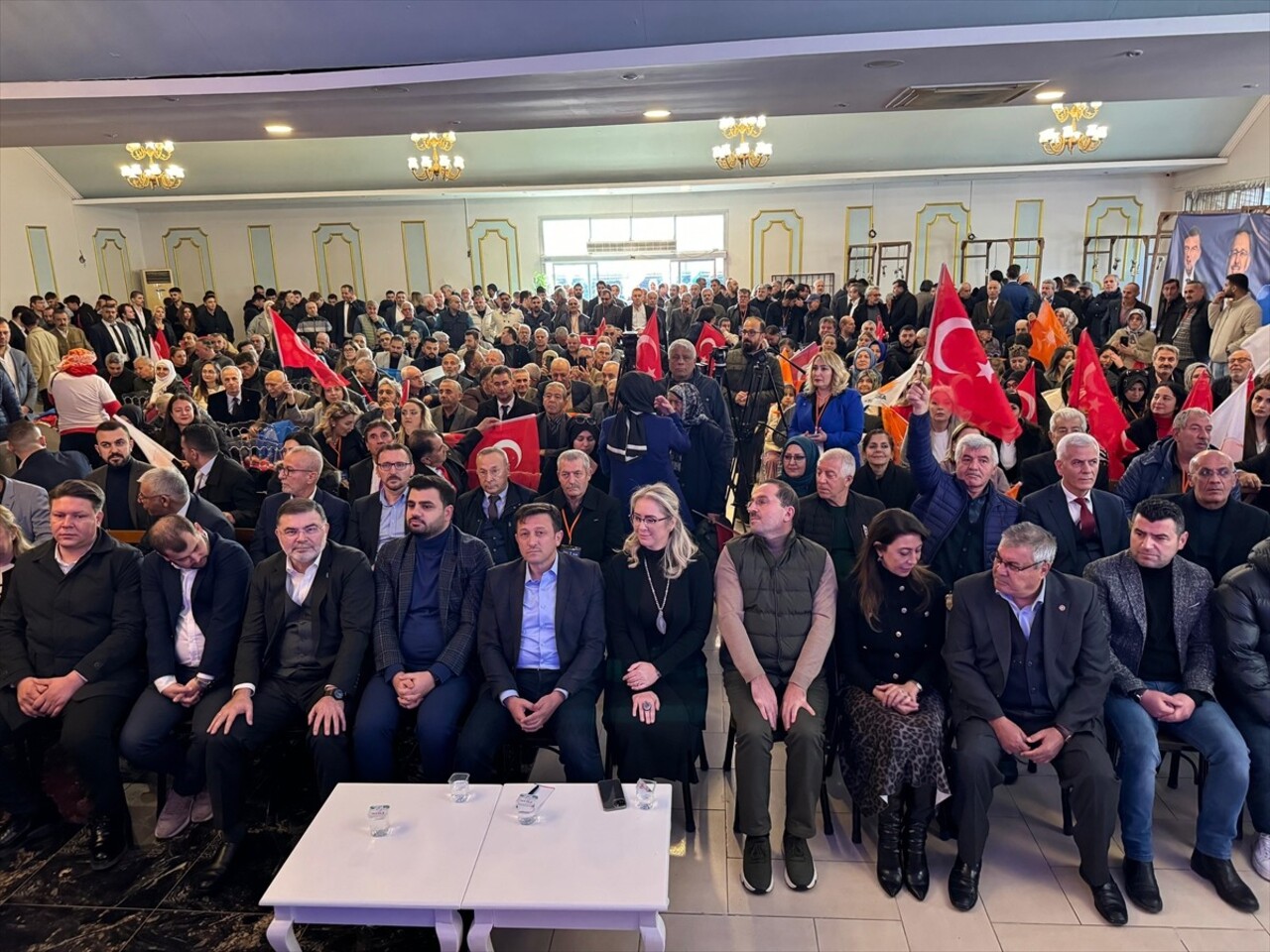 AK Parti Bornova İlçe Kongresi, Pınarbaşı Mahallesi'ndeki bir düğün salonunda düzenlendi. Kongrede...