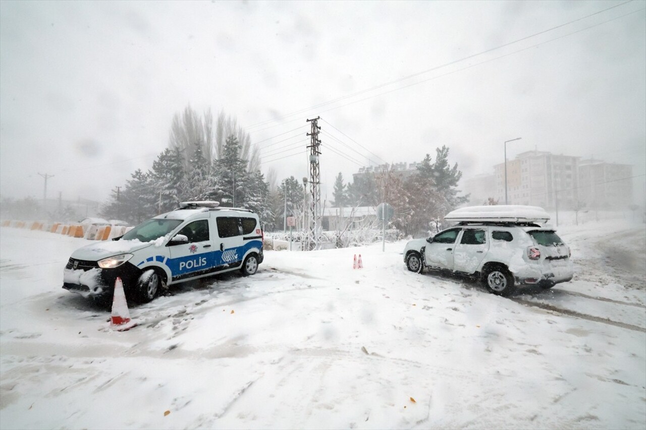 Malatya-Kayseri kara yolu yoğun kar yağışı nedeniyle ulaşıma kapandı.