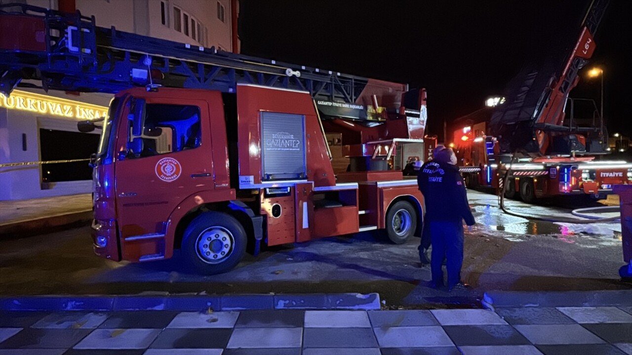 Gaziantep'te iş yerine ait mobilyacının depo bölümünde çıkan yangın itfaiye ekiplerinin müdahalesi...