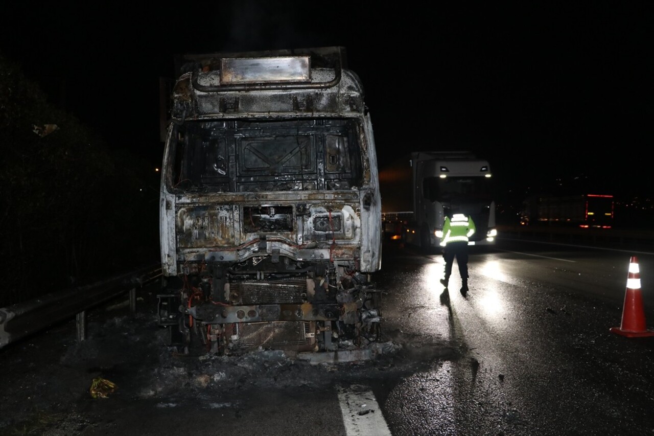 Anadolu Otoyolu'nun Kocaeli geçişinde muz yüklü tırda çıkan yangın söndürüldü.