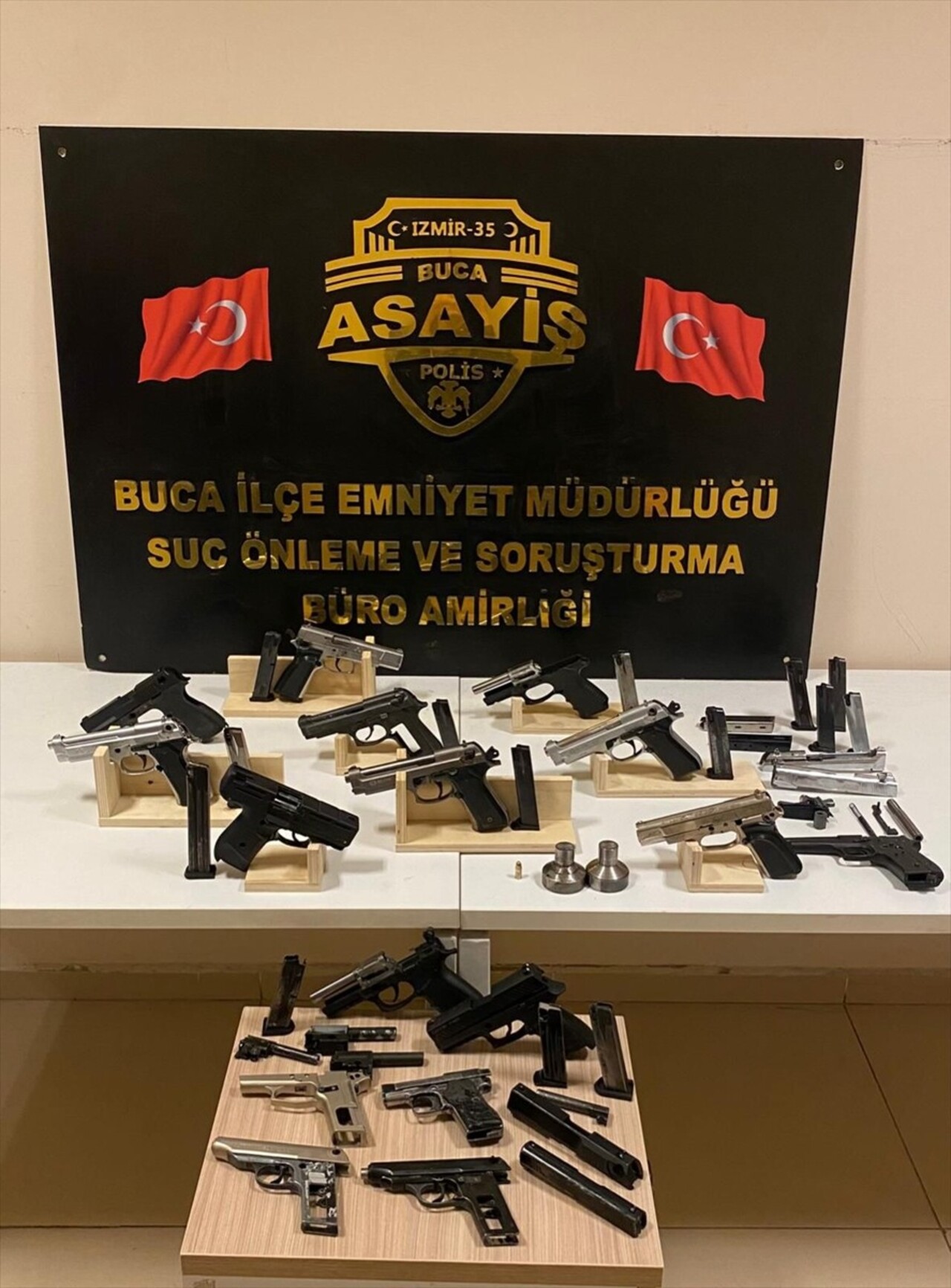 İzmir'in Buca ilçesinde uyuşturucu ve silah ticareti operasyonunda gözaltına alınan 3 şüpheli...