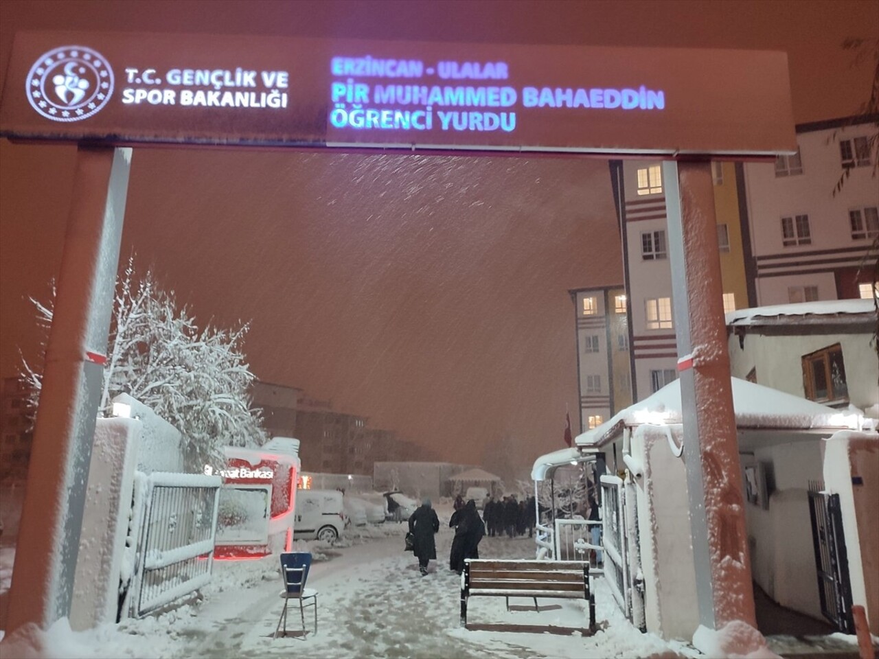 Erzincan'da kar nedeniyle yollarda mahsur kalan vatandaşlar, yurtlarda misafir ediliyor.