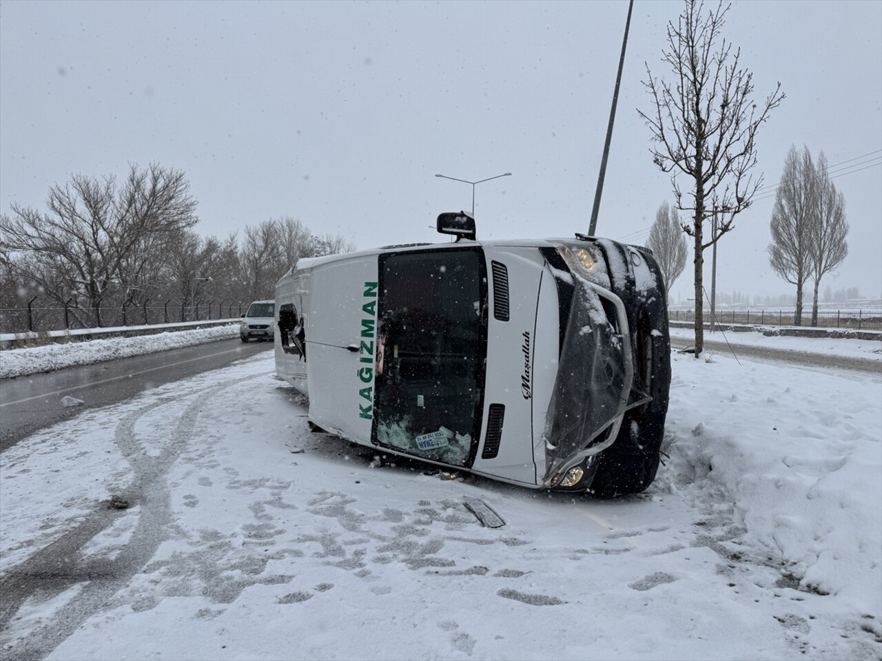 Erzurum'da aydınlatma direğine çarpıp devrilen minibüsteki 8 kişi yaralandı.