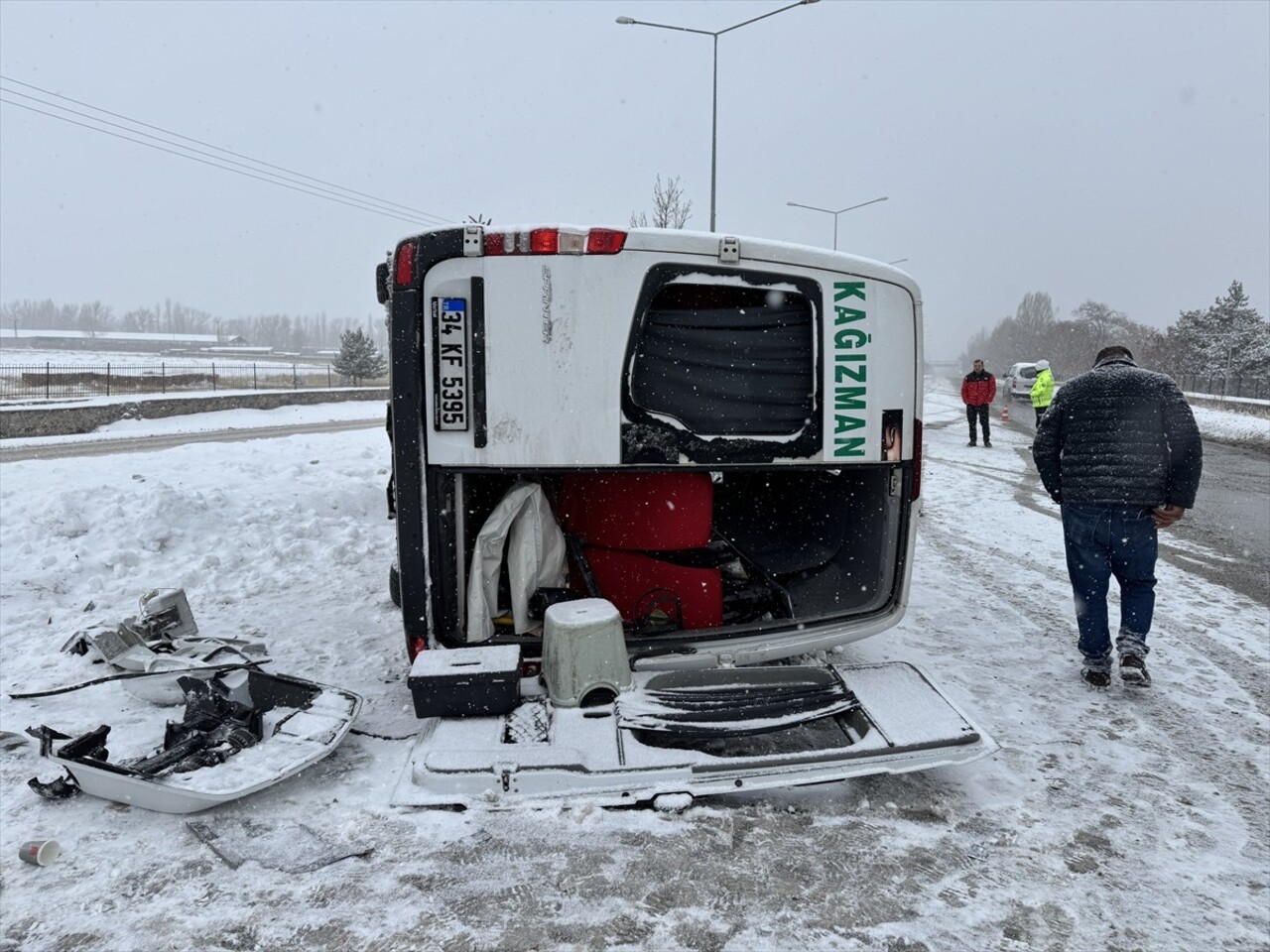 Erzurum'da aydınlatma direğine çarpıp devrilen minibüsteki 8 kişi yaralandı.