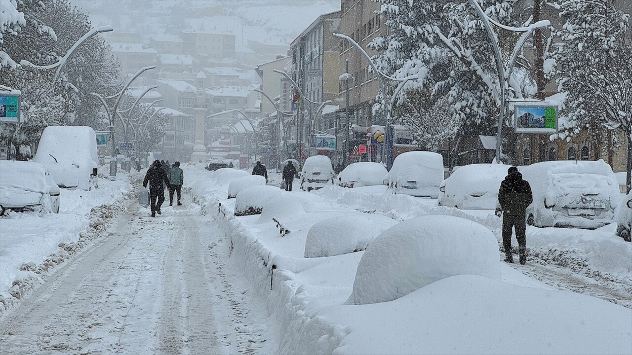 Bayburt'ta 2 gündür etkili olan yoğun kar ve tipi yaşamı zorlaştırdı. Kar kalınlığının 70 ila 80...