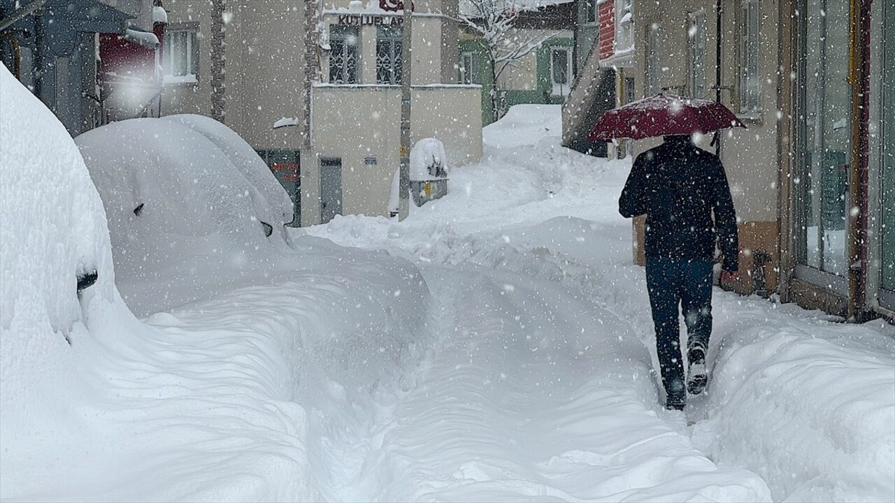 Bayburt'ta 2 gündür etkili olan yoğun kar ve tipi yaşamı zorlaştırdı. Kar kalınlığının 70 ila 80...