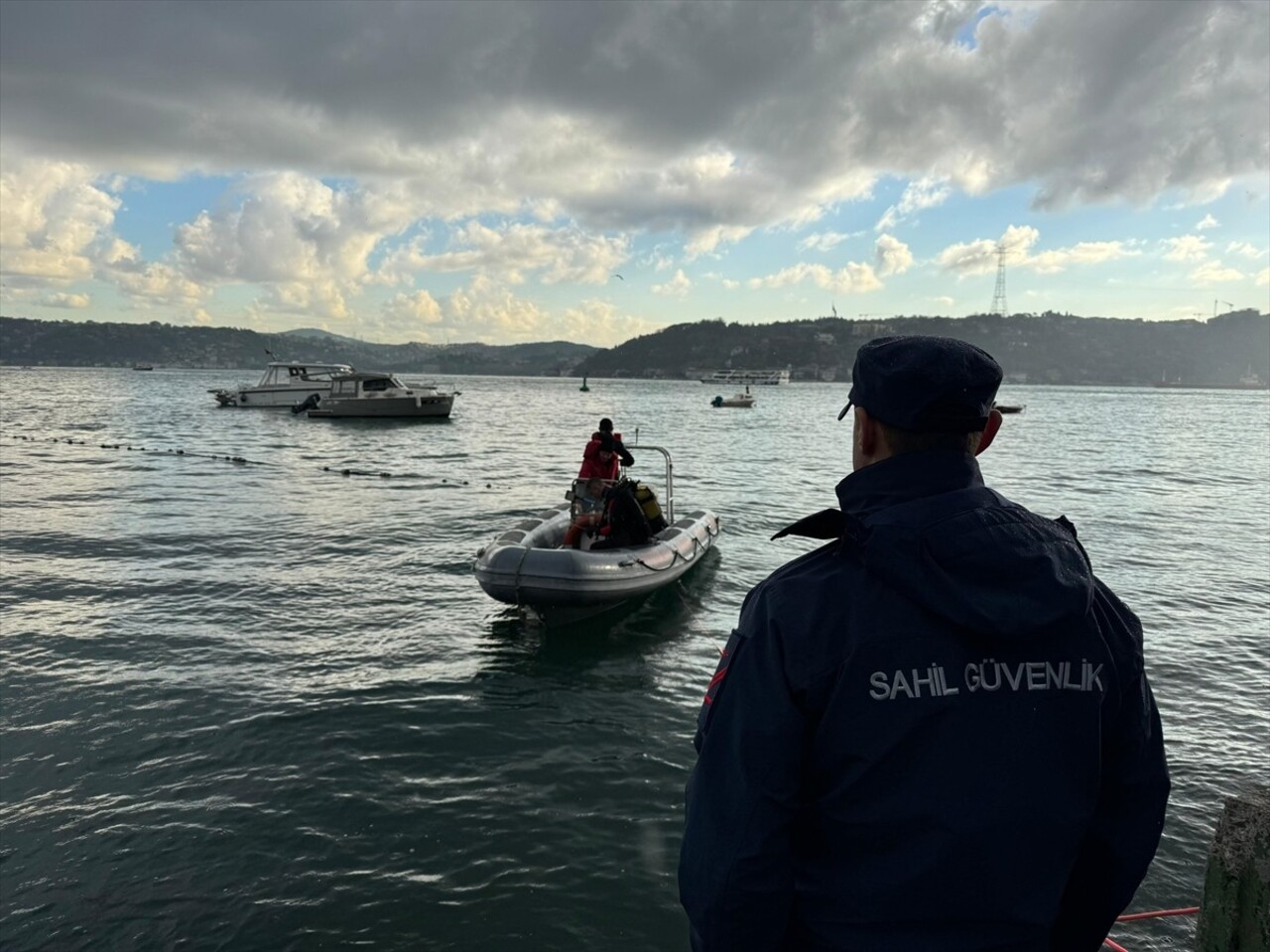 Sarıyer'de, denize düşen bir kadın ile peşinden atlayan arkadaşını arama çalışmaları dalgıçlar...