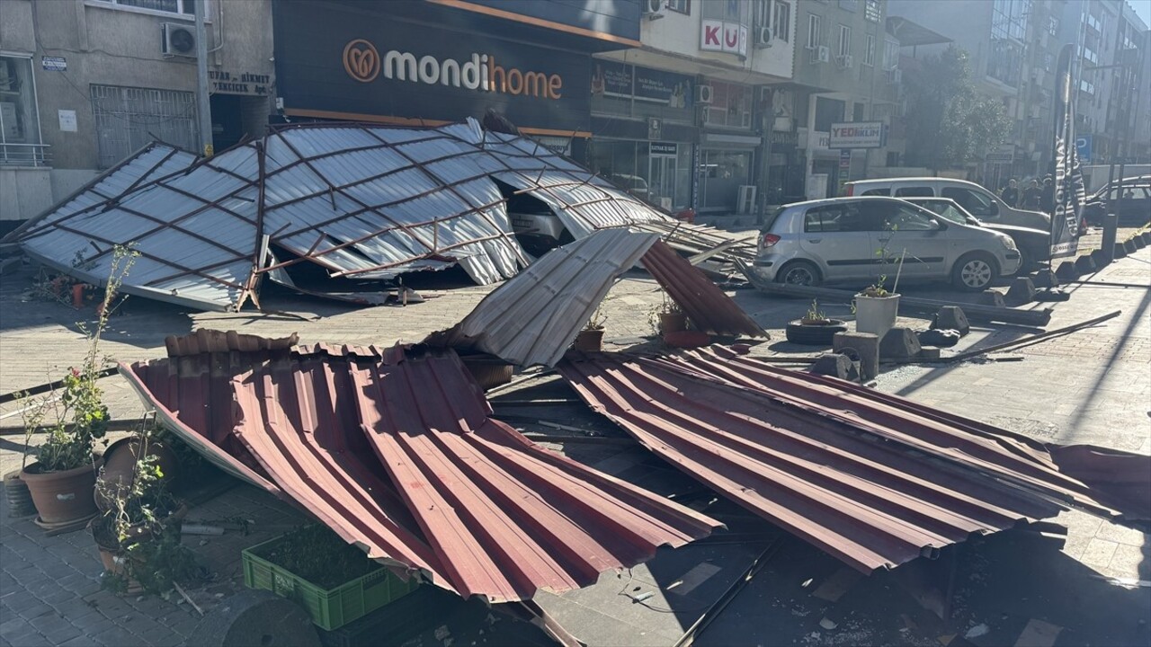 Kahramanmaraş'ın Dulkadiroğlu ilçesinde fırtına etkili oldu. Yenişehir Mahallesi'nde bir otelde...