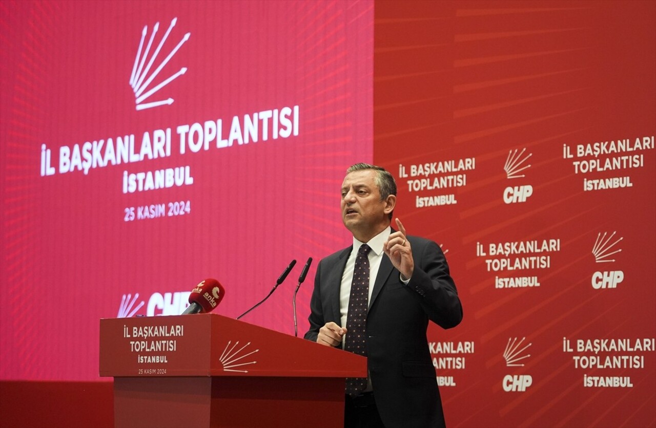 Cumhuriyet Halk Partisi (CHP) Genel Başkanı Özgür Özel, Avcılar'da bir otelde düzenlenen CHP İl...