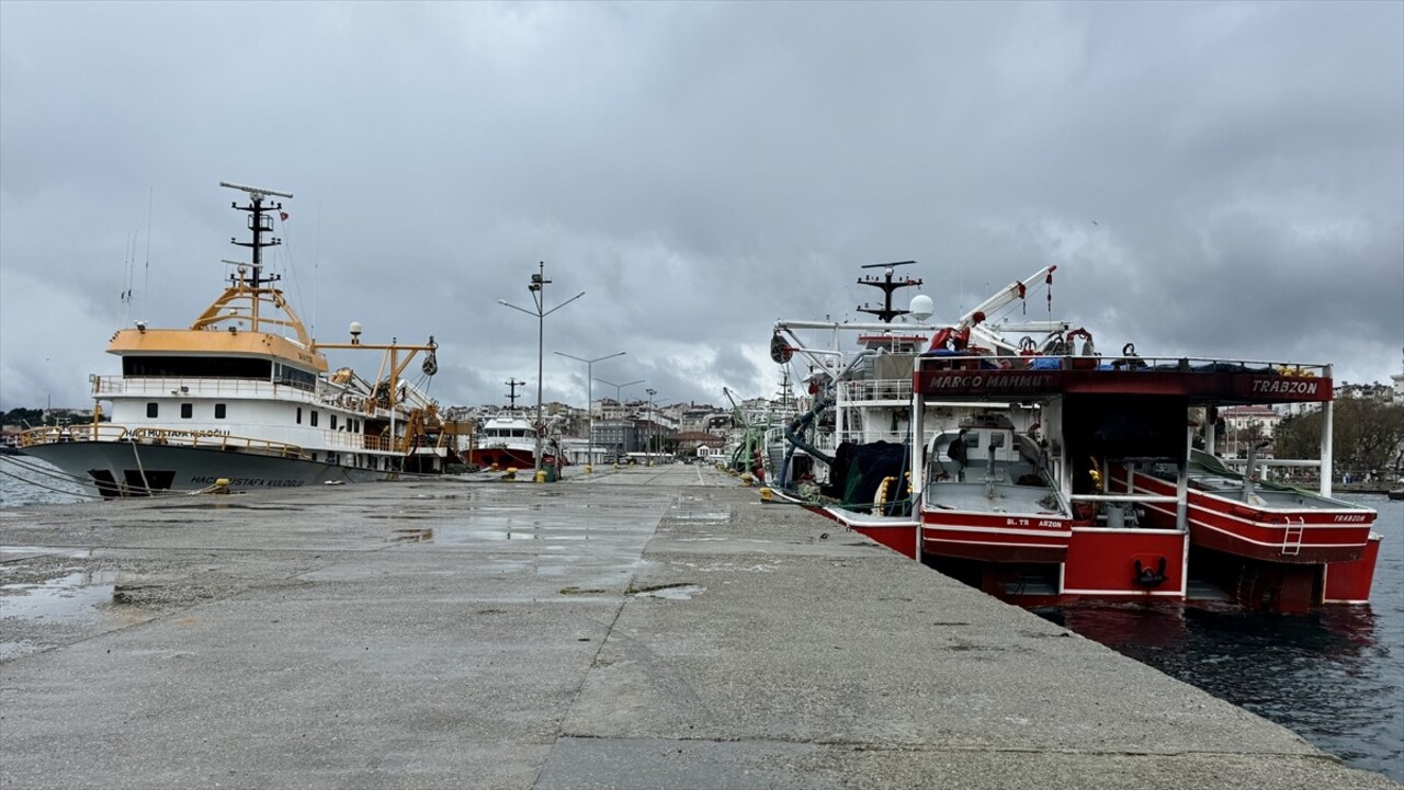 Karadeniz'de iki gündür etkisini sürdüren kötü hava koşulları balık avcılığını olumsuz etkiliyor....