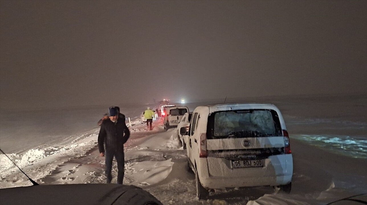 Kayseri'de tipi nedeniyle yollarda mahsur kalan 100 kişi, Büyükşehir Belediyesi ekiplerinin...