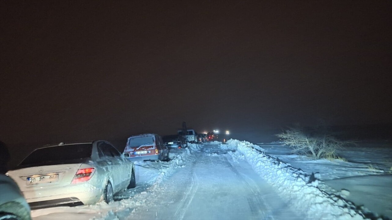 Kayseri'de tipi nedeniyle yollarda mahsur kalan 100 kişi, Büyükşehir Belediyesi ekiplerinin...