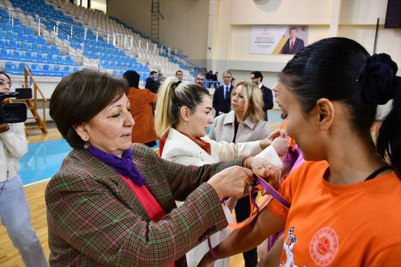 Adana'da "Kadına Yönelik Şiddete Karşı Uluslararası Mücadele Günü"ne dikkati çekmek için Hentbol...