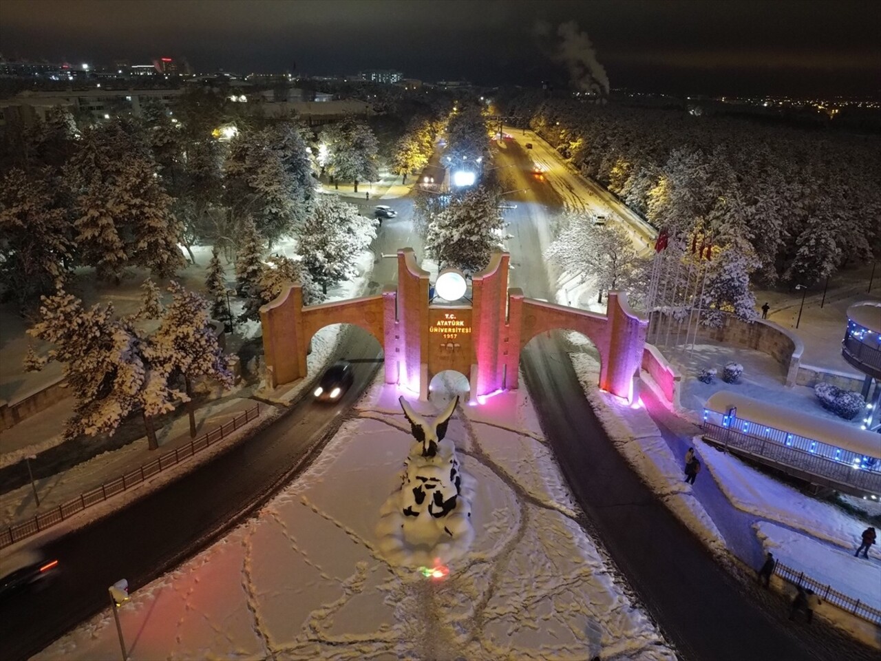 Erzurum'da yoğun kar yağışının ardından beyaza bürünen tarihi yapılar, dronla havadan...