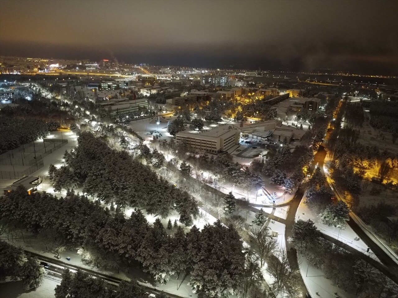 Erzurum'da yoğun kar yağışının ardından beyaza bürünen tarihi yapılar, dronla havadan...