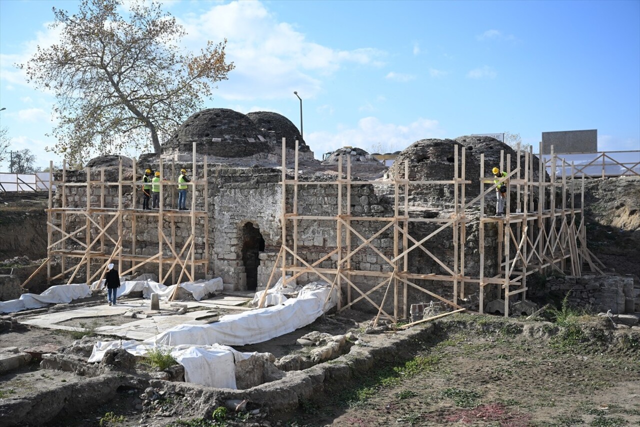 Edirne'de 15. yüzyıl yapısı Gazi Mihal Hamamı'nda restorasyon çalışmaları devam ediyor.