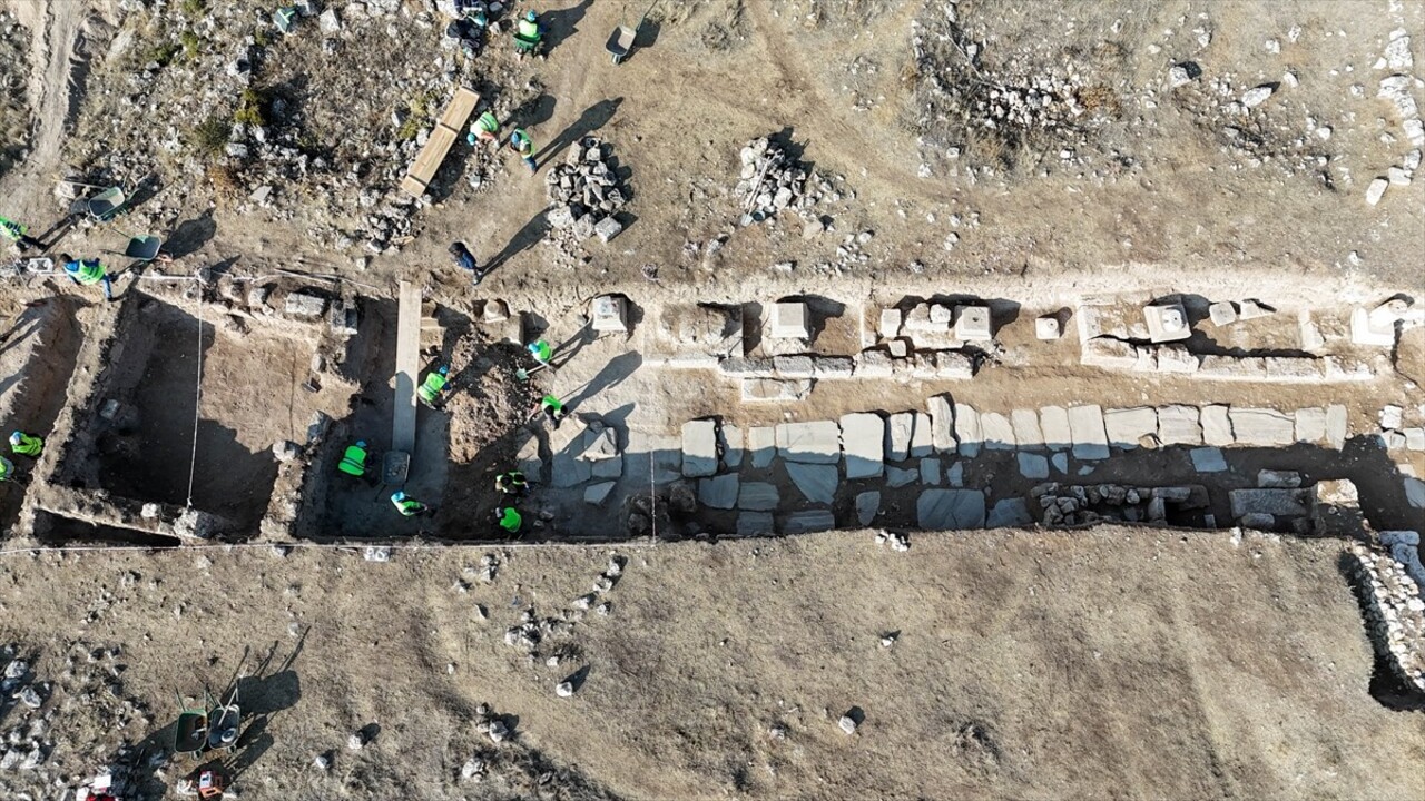 Uşak'ın Ulubey ilçesindeki Blaundos Antik Kenti'nde devam eden kazı çalışmalarında Roma İmparatoru...