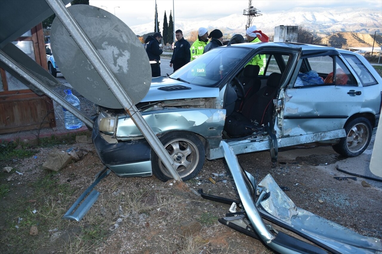 Sinop'un Boyabat ilçesinde iki otomobilin çarpışması sonucu 5 kişi yaralandı. Olay yerine polis...