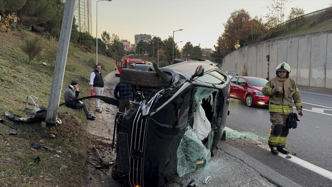 Ümraniye'de takla atan otomobilde sıkışan sürücü, itfaiye ekiplerince kurtarılarak hastaneye...