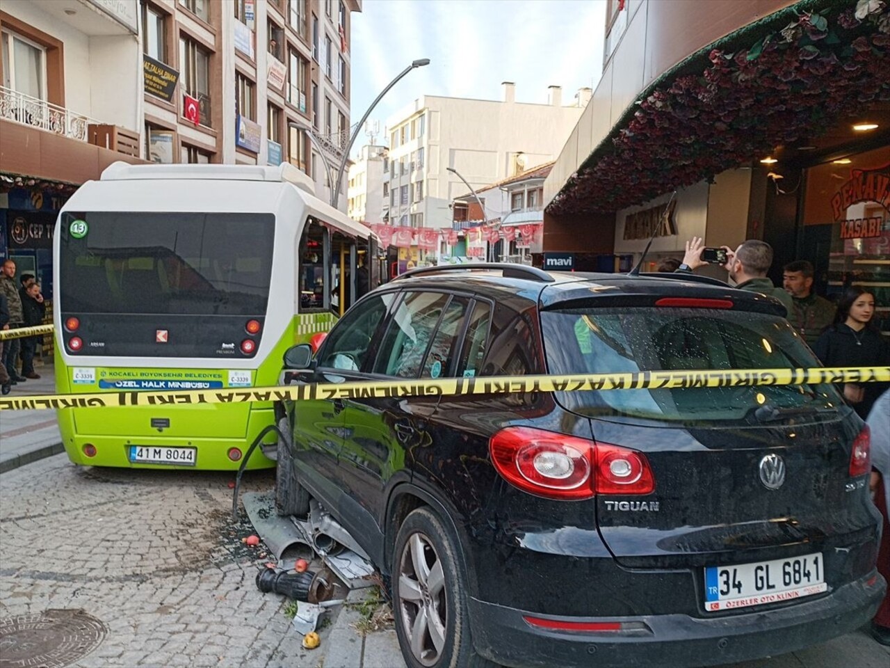 Kocaeli'nin Karamürsel ilçesinde cipin otobüs durağında bekleyenlere çarpması sonucu yaralanan 6...