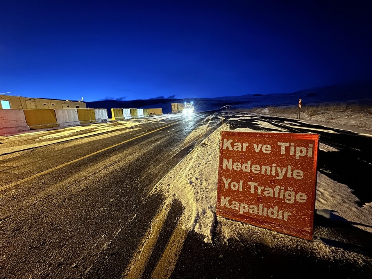 Türkgözü-Posof-Damal kara yolu, olumsuz hava koşulları nedeniyle tır geçişine kapatıldı. Ardahan'ı...