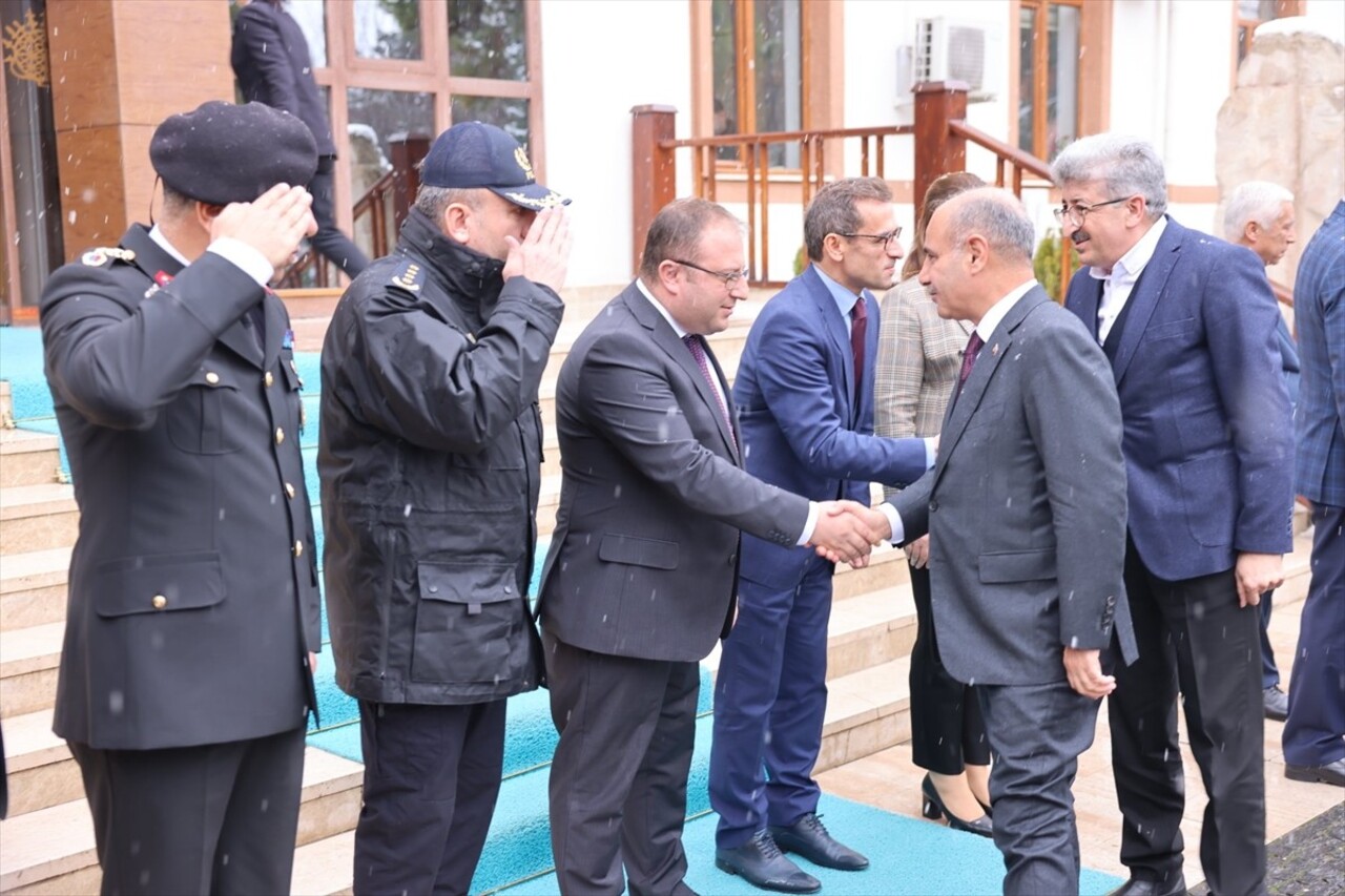 İçişleri Bakan Yardımcısı Mehmet Aktaş (sağda), Çorum Valisi Ali Çalgan'ı (solda) ziyaret...