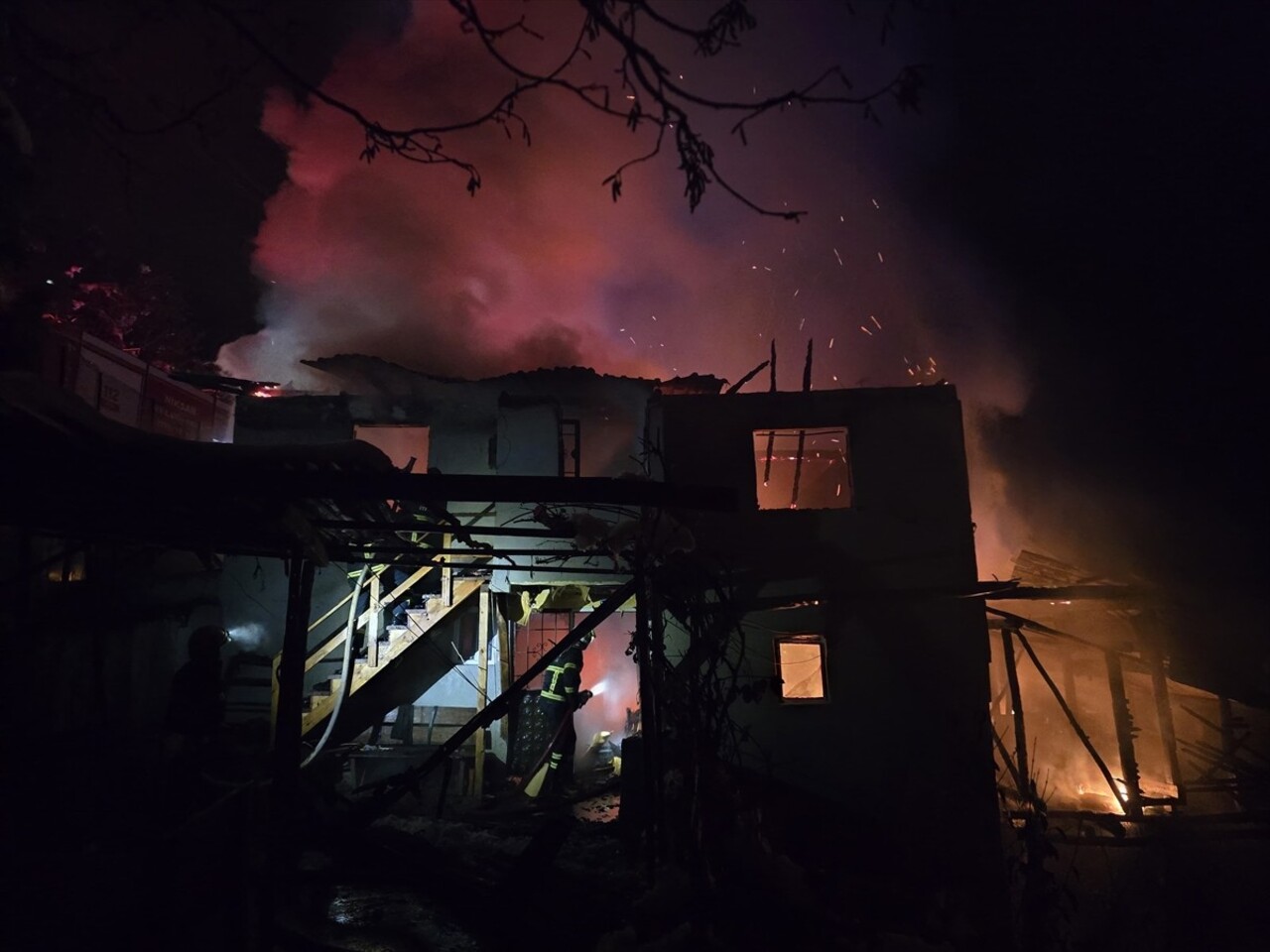 Tokat'ın Niksar ilçesinde iki katlı evde çıkan yangın hasara neden oldu.