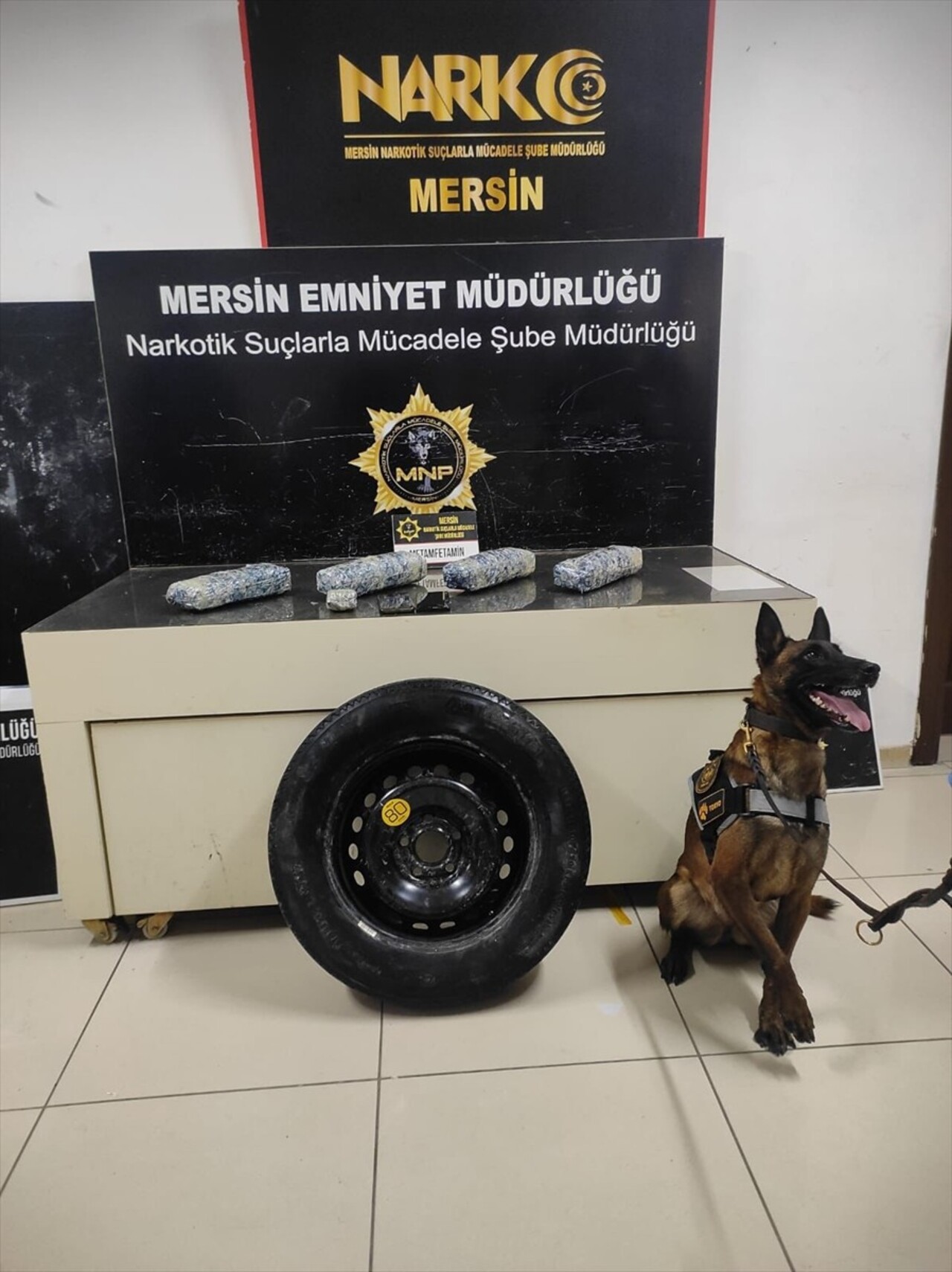 Mersin'de narkotik dedektör köpeği "Tokyo" desteğiyle yapılan aramada cipin stepnesine gizlenmiş 4...